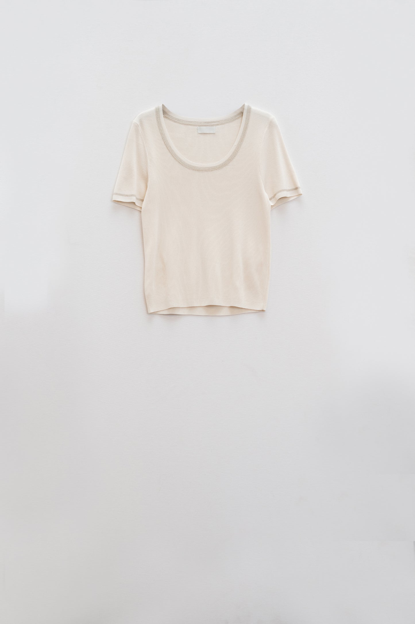 Jersey De Manga Corta En Beige Con Costura Plateada En El Cuello Redondo