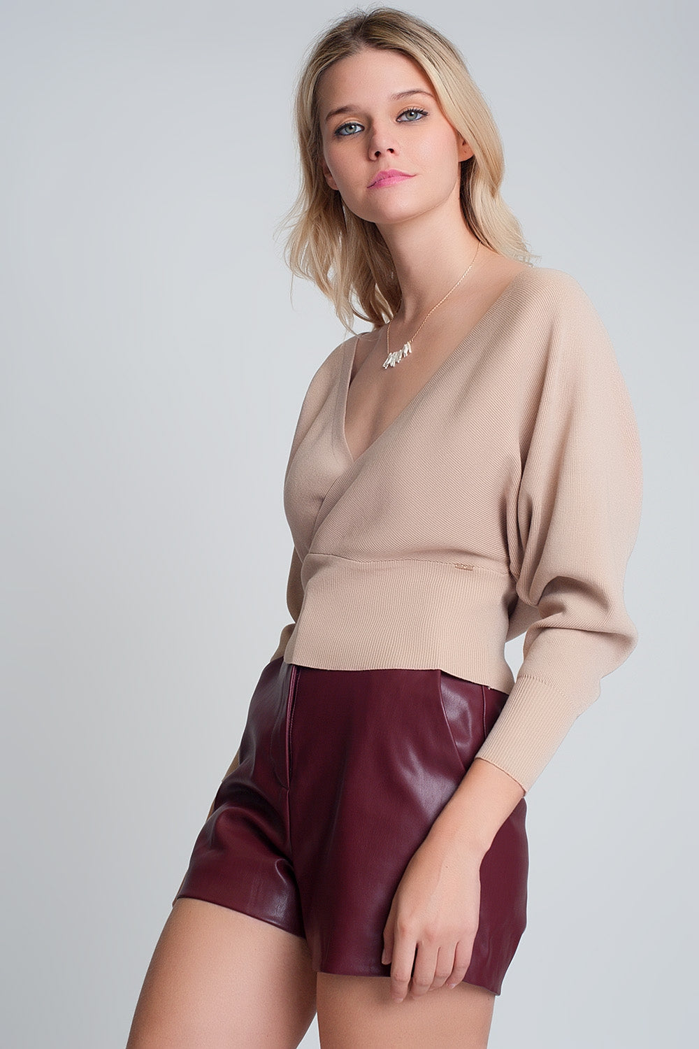 Jersey de punto con cuello de pico envuelto en beige