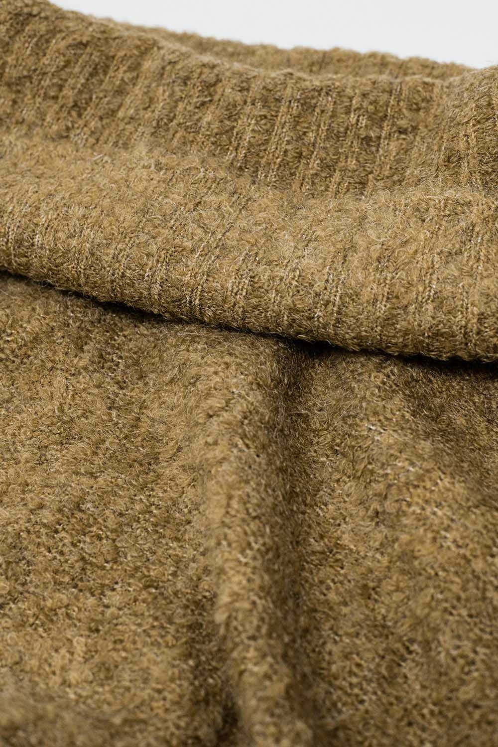 jersey de punto esponjoso con cuello barco en beige