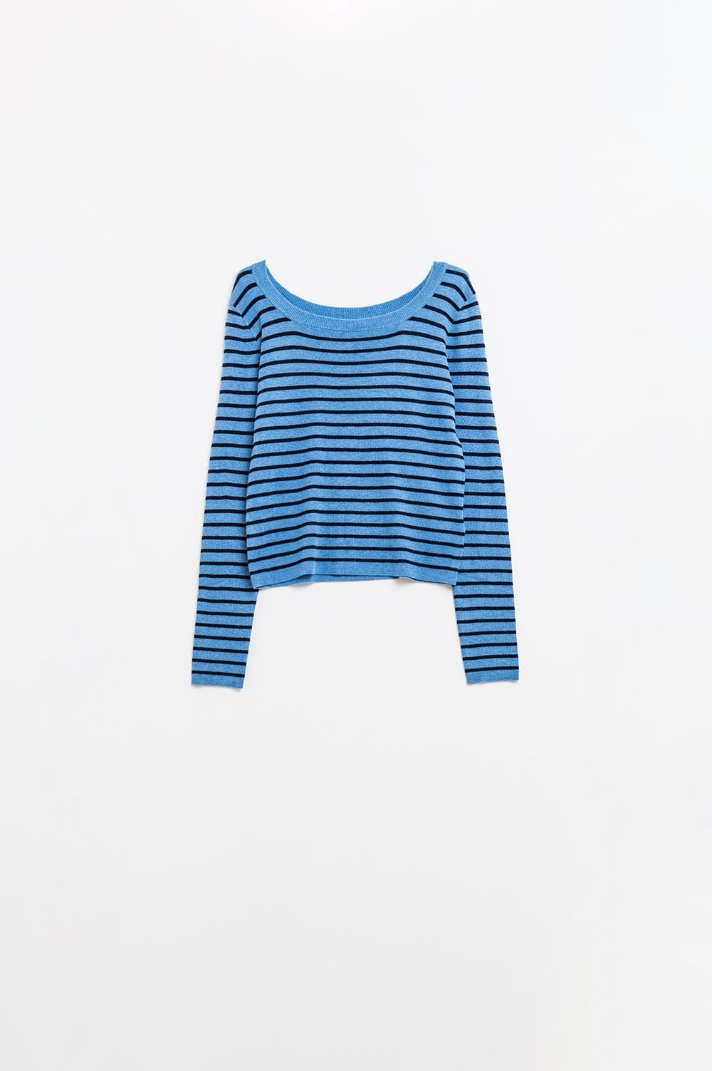 Jersey de punto fino a rayas azules con cuello barco