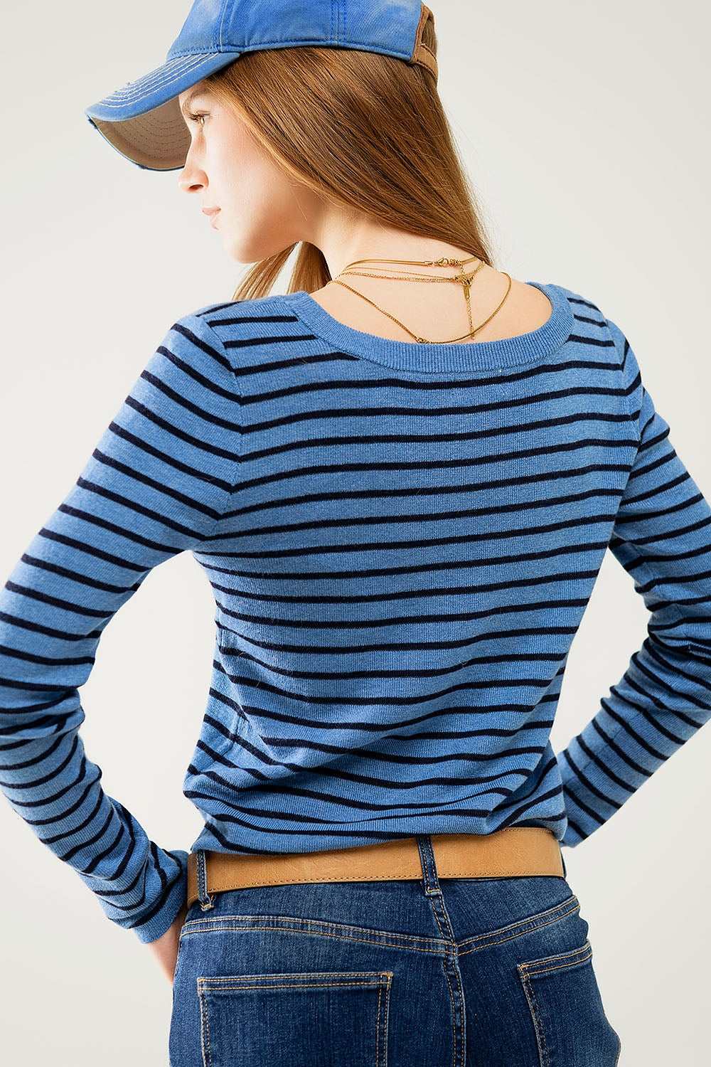 Jersey de punto fino a rayas azules con cuello barco