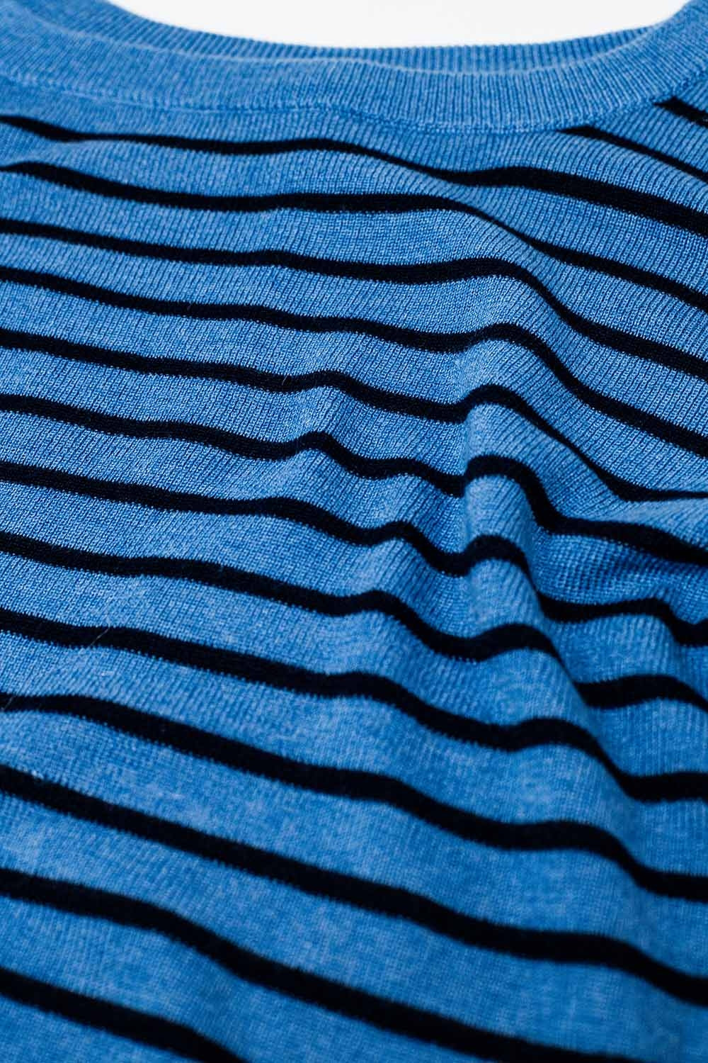 Jersey de punto fino a rayas azules con cuello barco