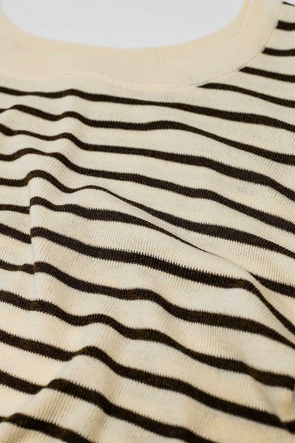 Jersey de punto fino a rayas beige con cuello barco