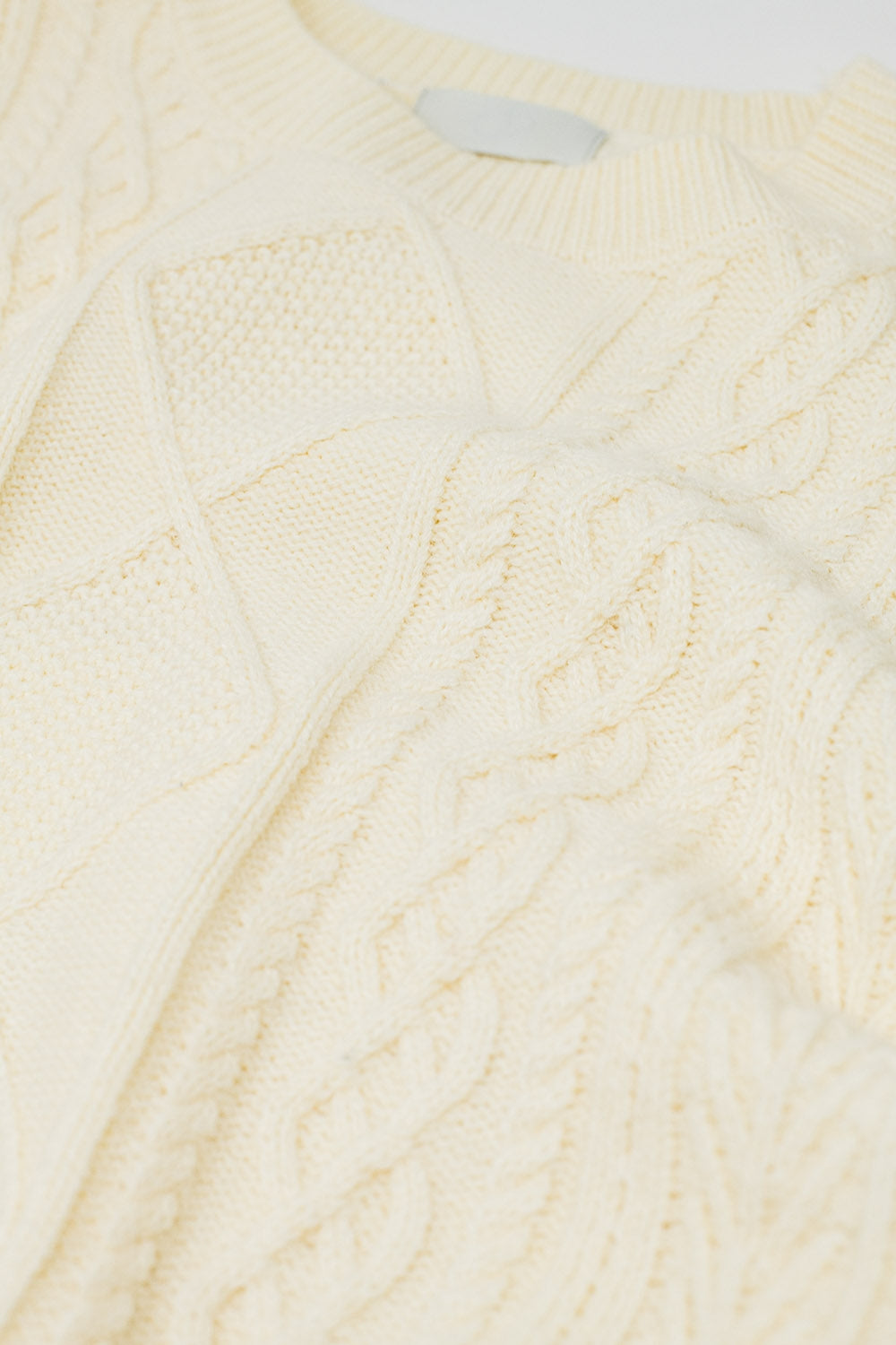 Jersey de punto suave color crema con diseño de cables