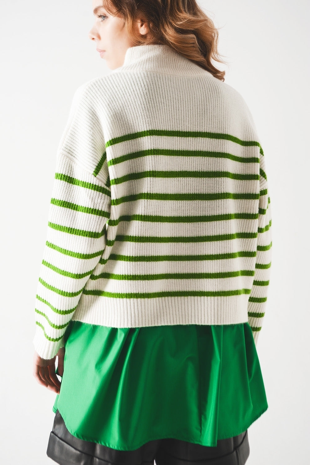 Jersey de rayas con cremallera y detalle en el cuello en verde