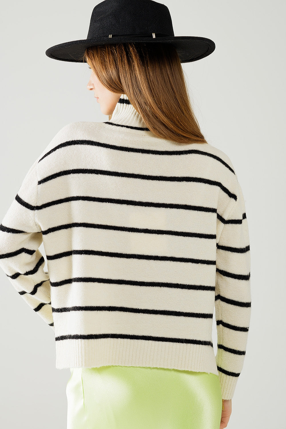 Jersey de rayas crema en negro con cuello alto