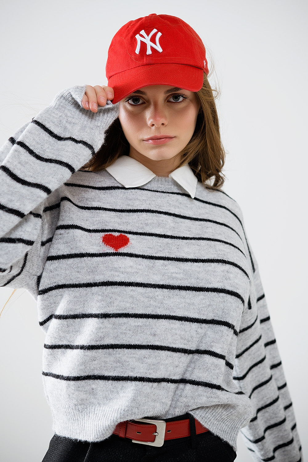 Jersey de rayas grises con detalle de corazón rojo