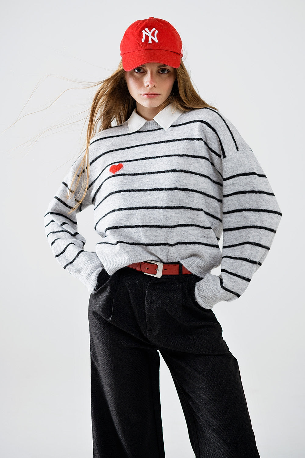 Jersey de rayas grises con detalle de corazón rojo