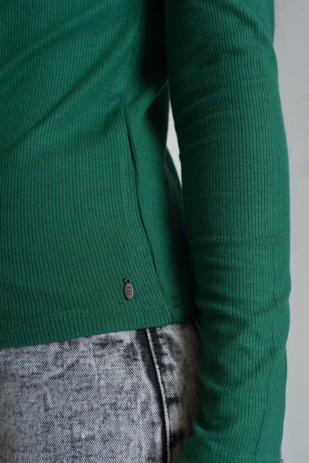 Jersey escote asimetrico en color verde
