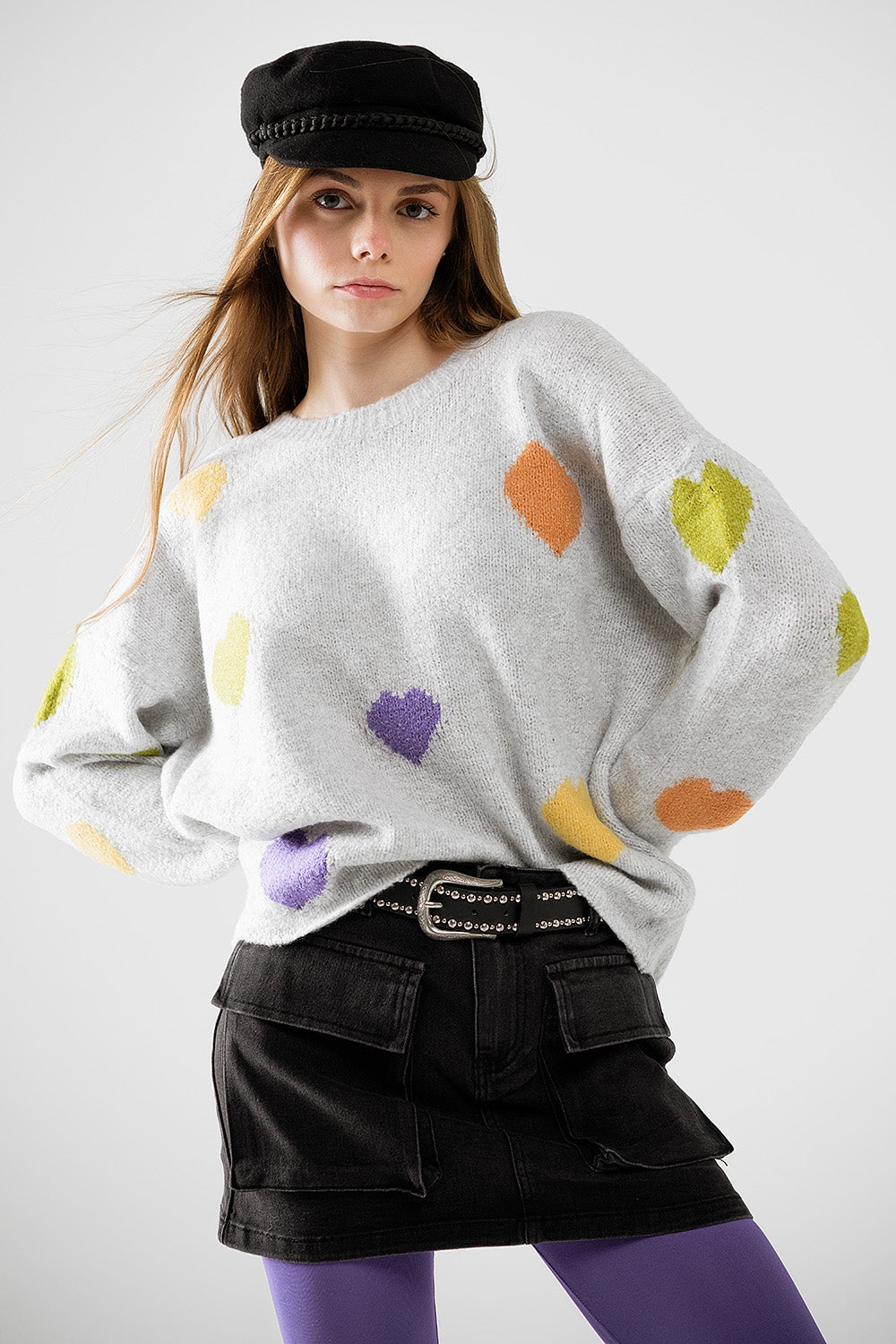 Jersey gris con cuello barco y estampado de corazones