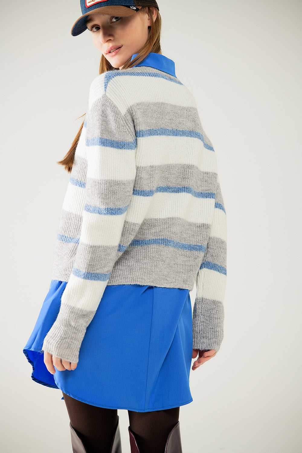 Jersey gris con rayas crudas y azules