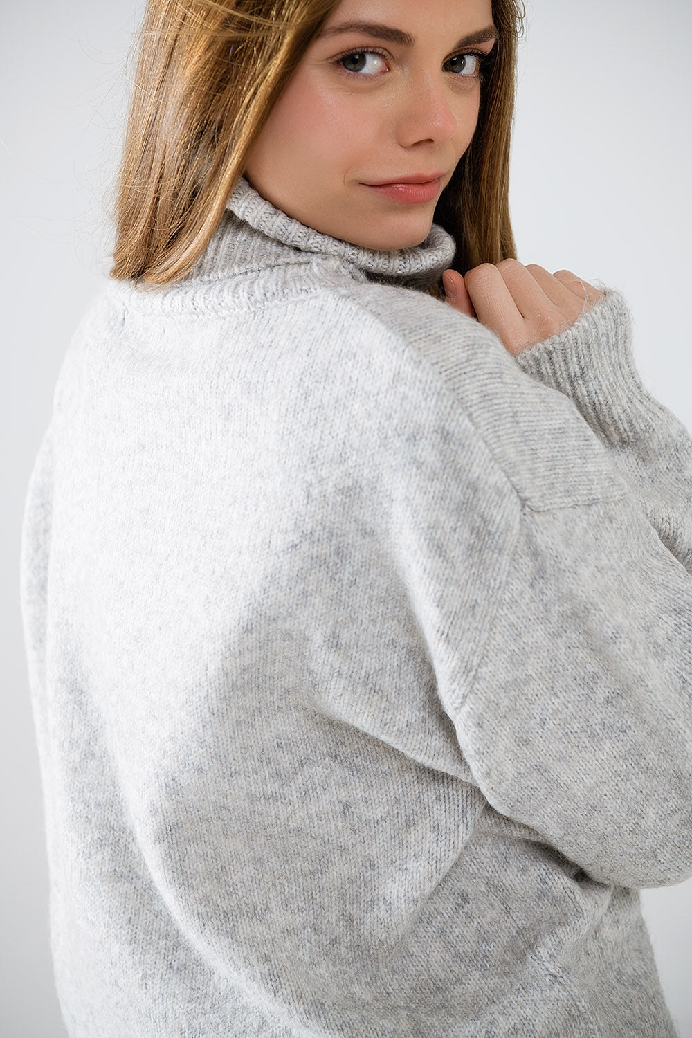 jersey gris de cuello alto y mangas caídas