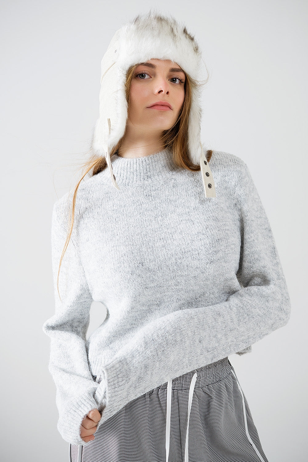 Jersey gris de manga larga con detalle de espalda abierta
