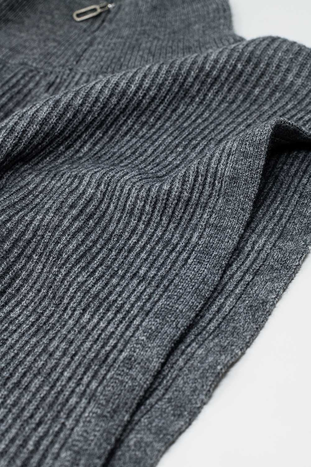 Jersey gris sin mangas de cuello alto con cierre de cremallera
