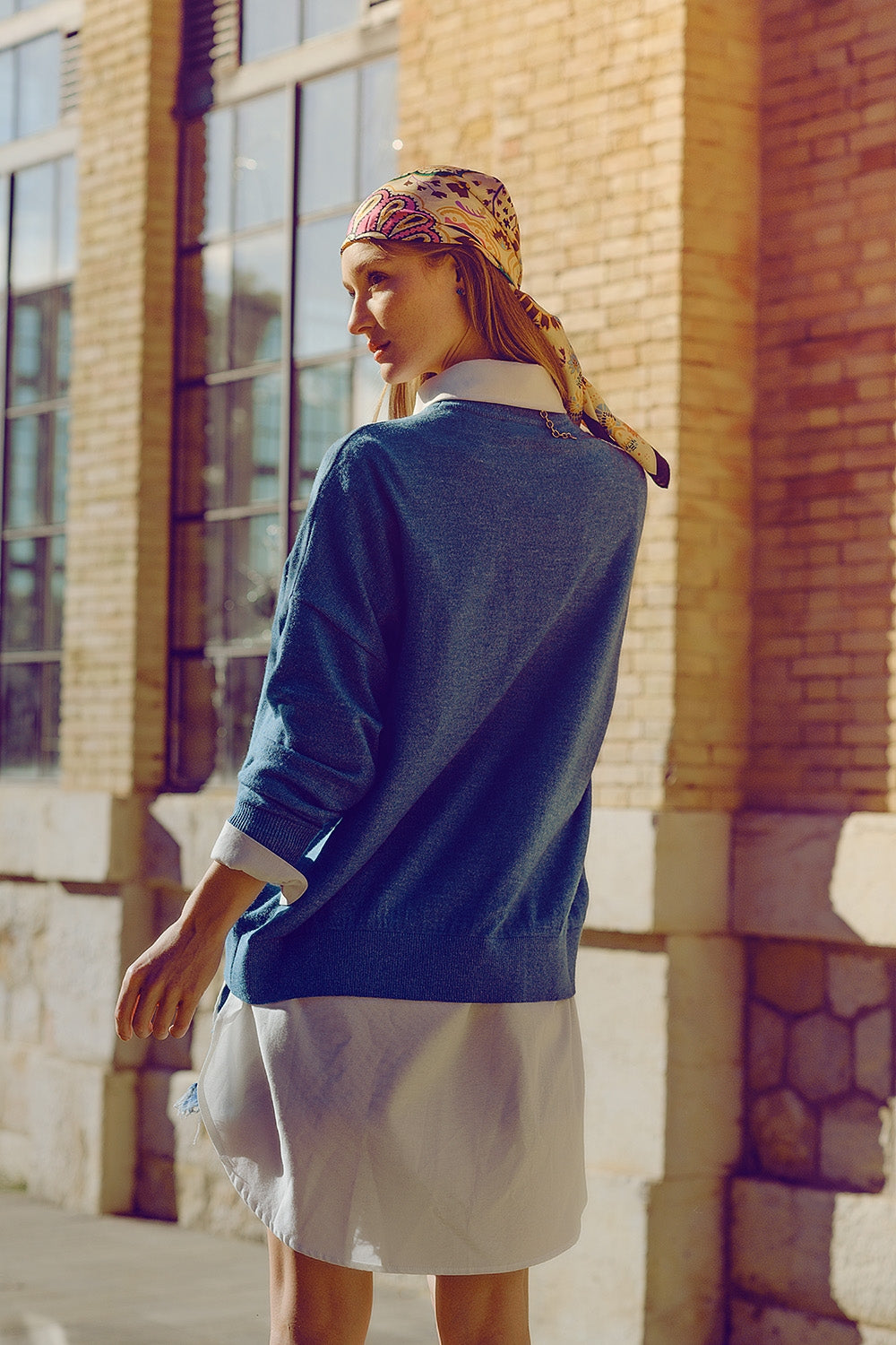 Jersey holgado de punto fino en azul con cuello redondo