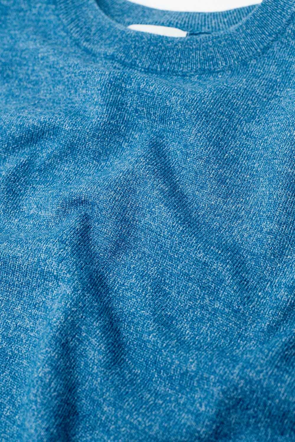 Jersey holgado de punto fino en azul con cuello redondo