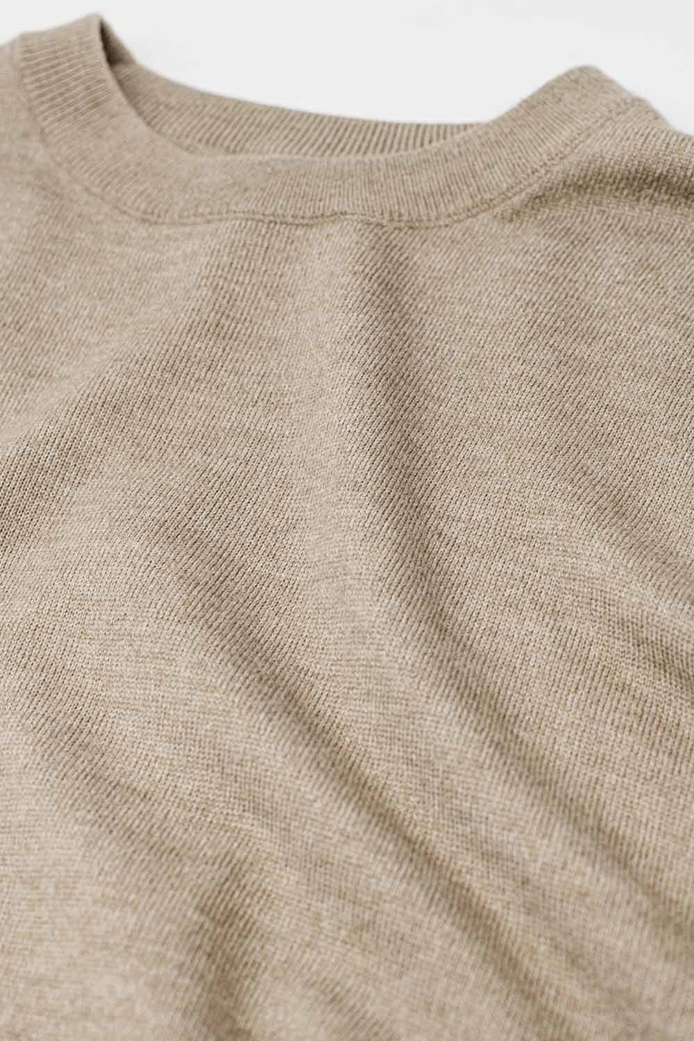 Jersey holgado de punto fino en color beige con cuello redondo