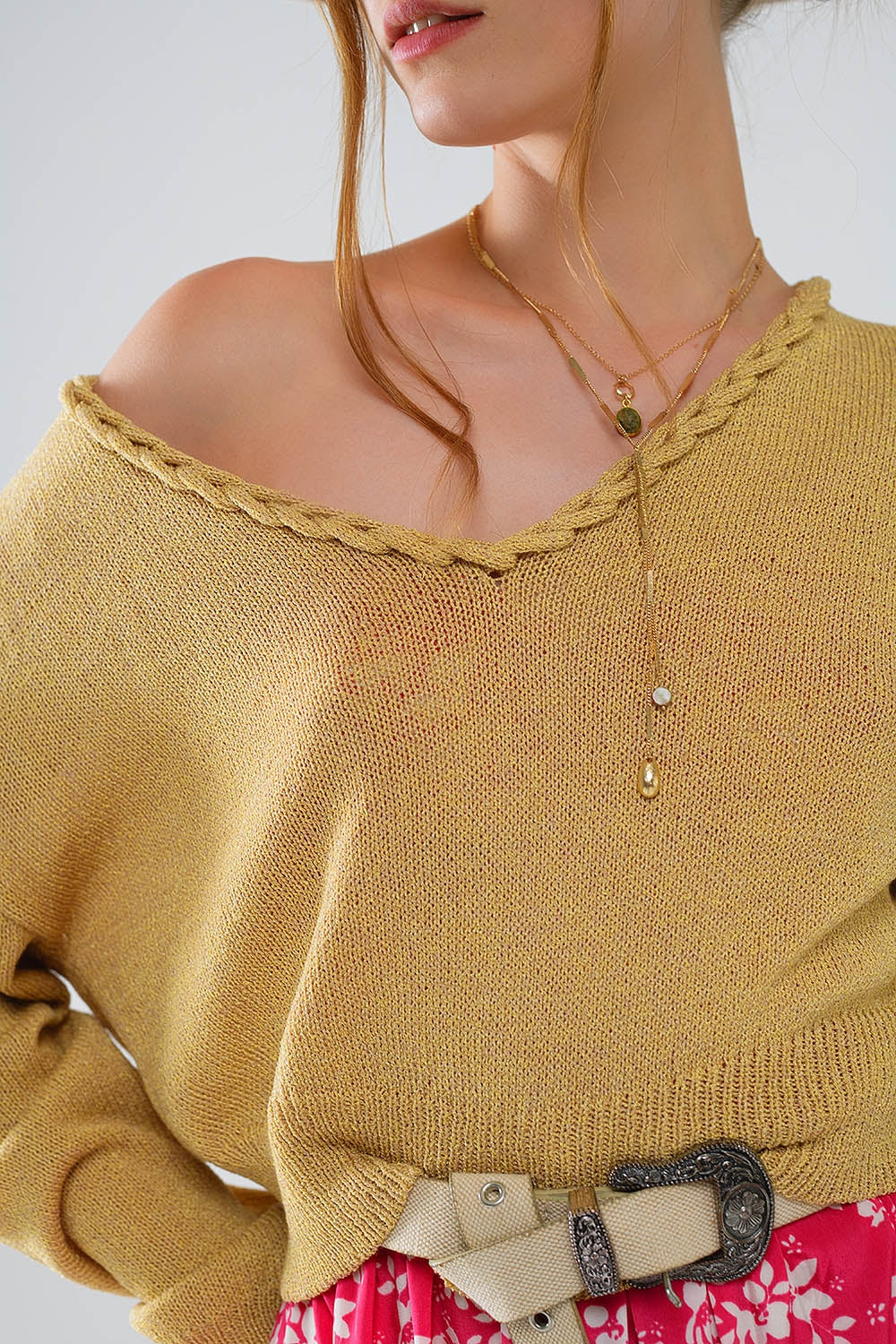 Jersey Ligero Con Cuello En V Ancho Y Detalle Trenzado En Dorado