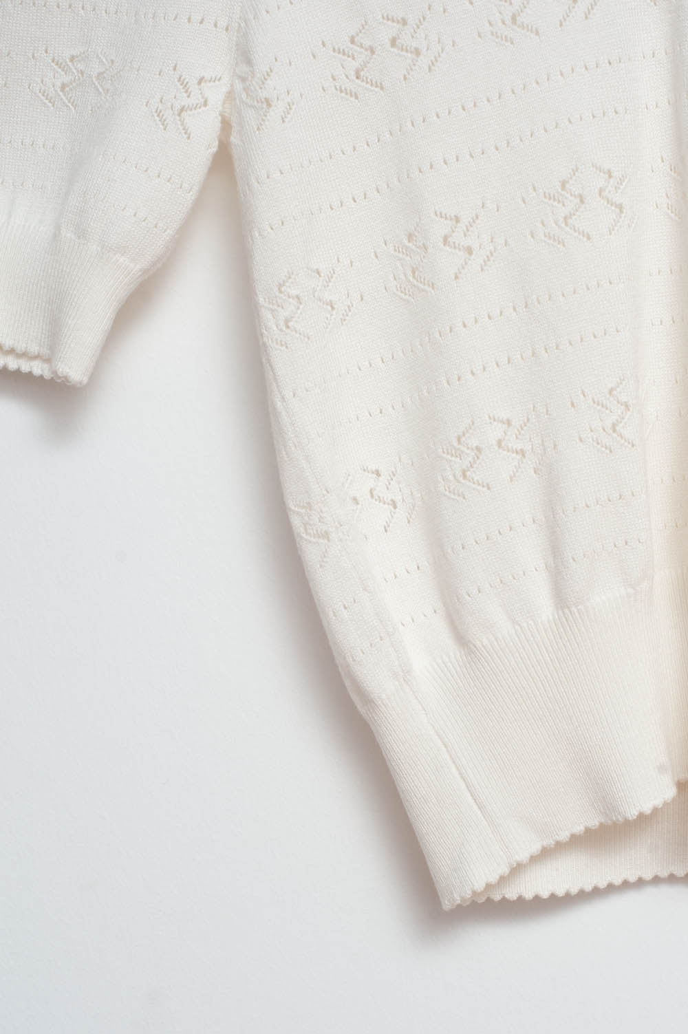 Jersey manga corta crema con detalles calados y cuello estilo polo