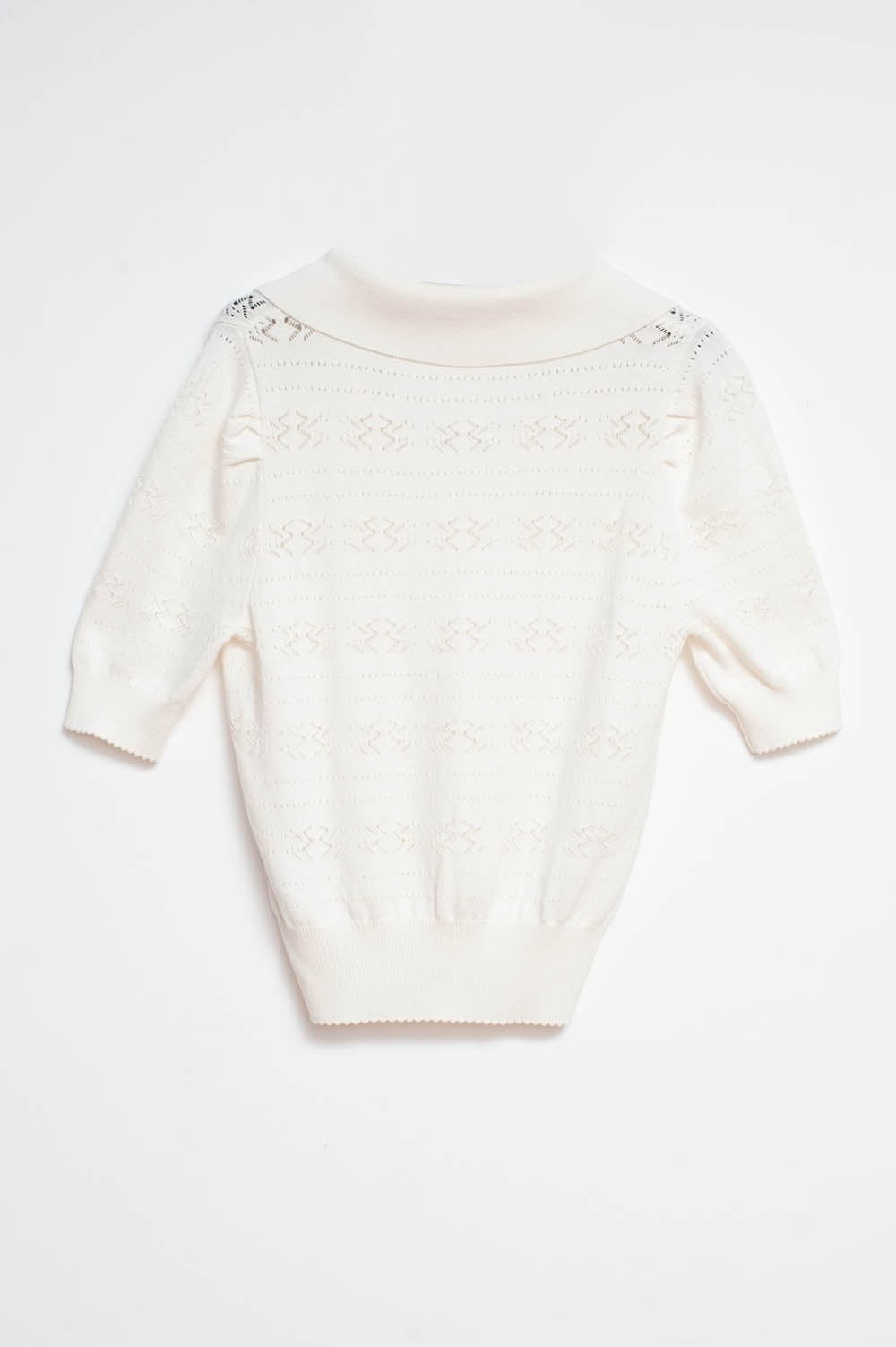 Jersey manga corta crema con detalles calados y cuello estilo polo