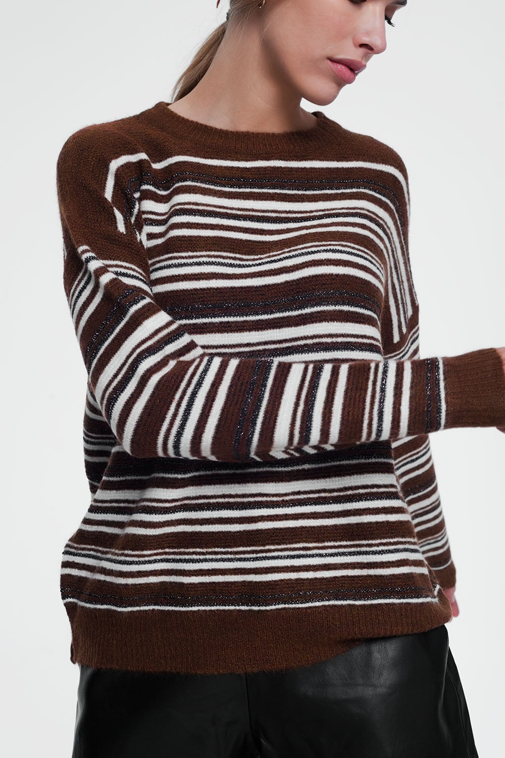 Jersey marron a rayas con acabado metalizado
