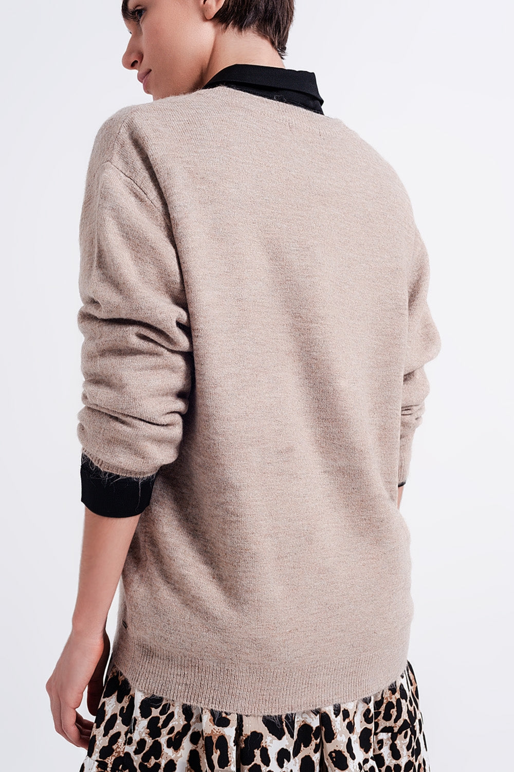 Jersey marron claro con cuello de pico