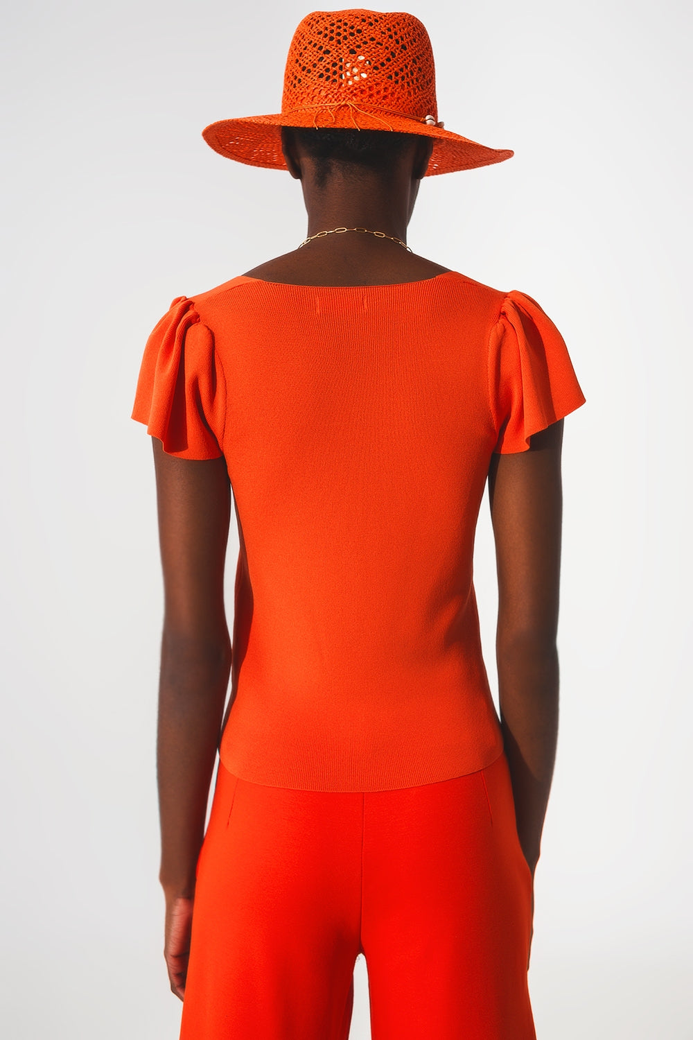 Jersey naranja con mangas abullonadas y escote cuadrado