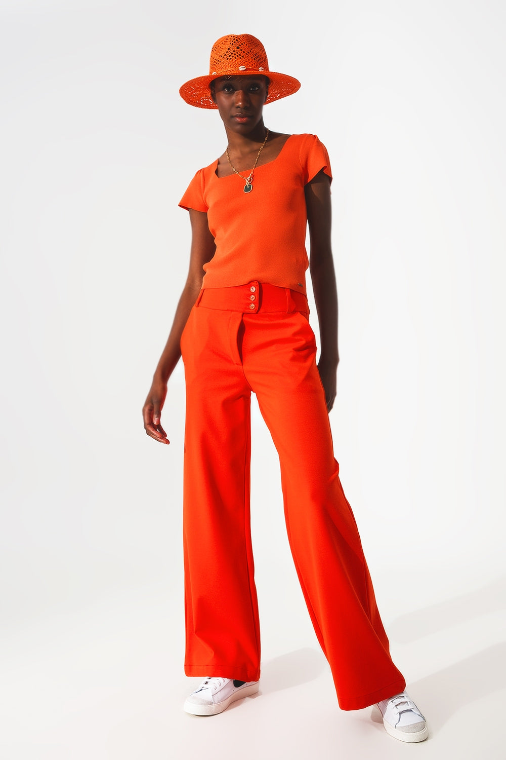 Jersey naranja con mangas abullonadas y escote cuadrado