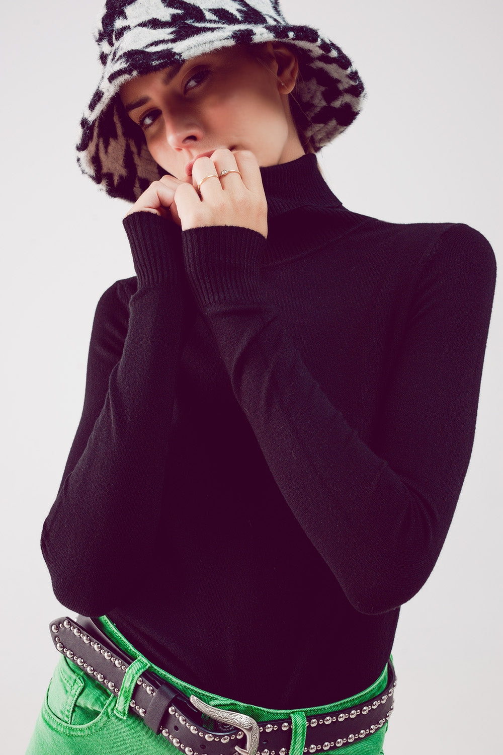 Jersey negro con cuello alto