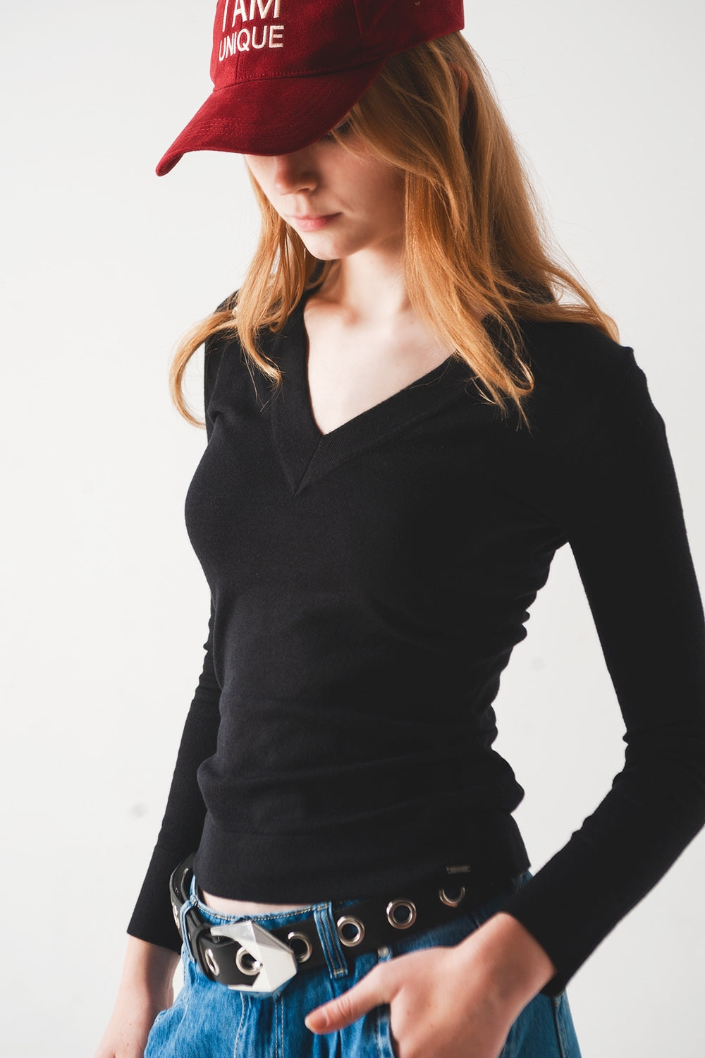 Jersey negro con escote V de punto fino