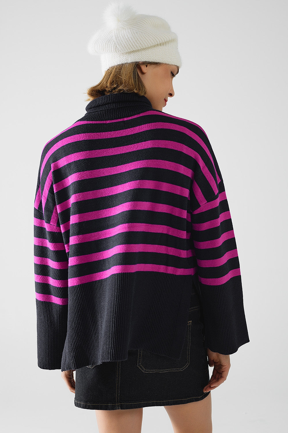 Jersey oversize azul marino de cuello alto con rayas fucsias y aberturas laterales