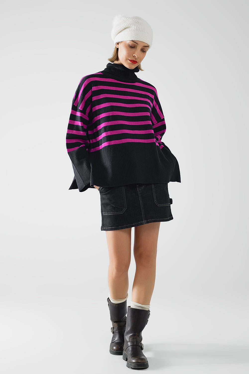 Jersey oversize azul marino de cuello alto con rayas fucsias y aberturas laterales