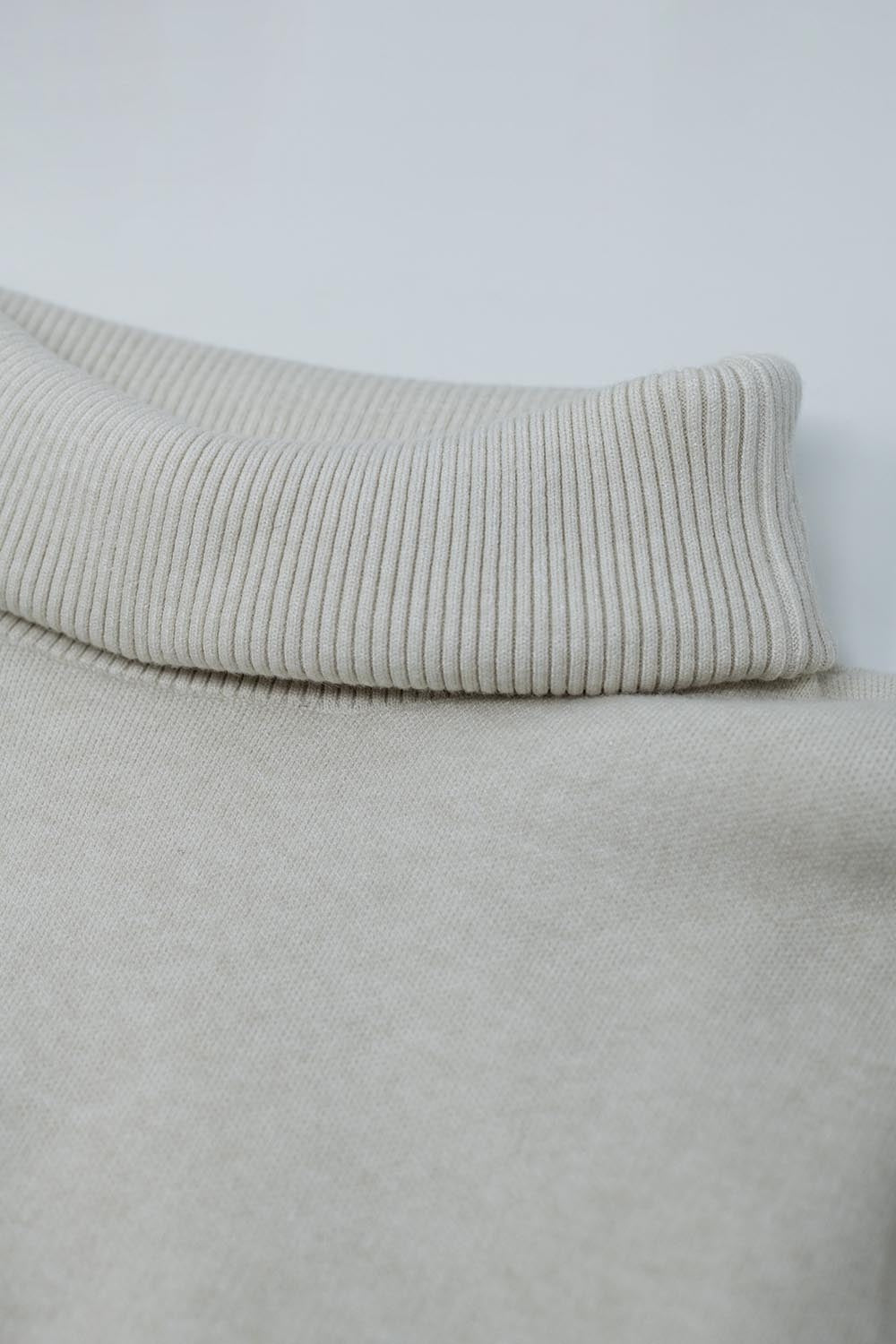 jersey oversize beige con mangas ajustadas de canalé