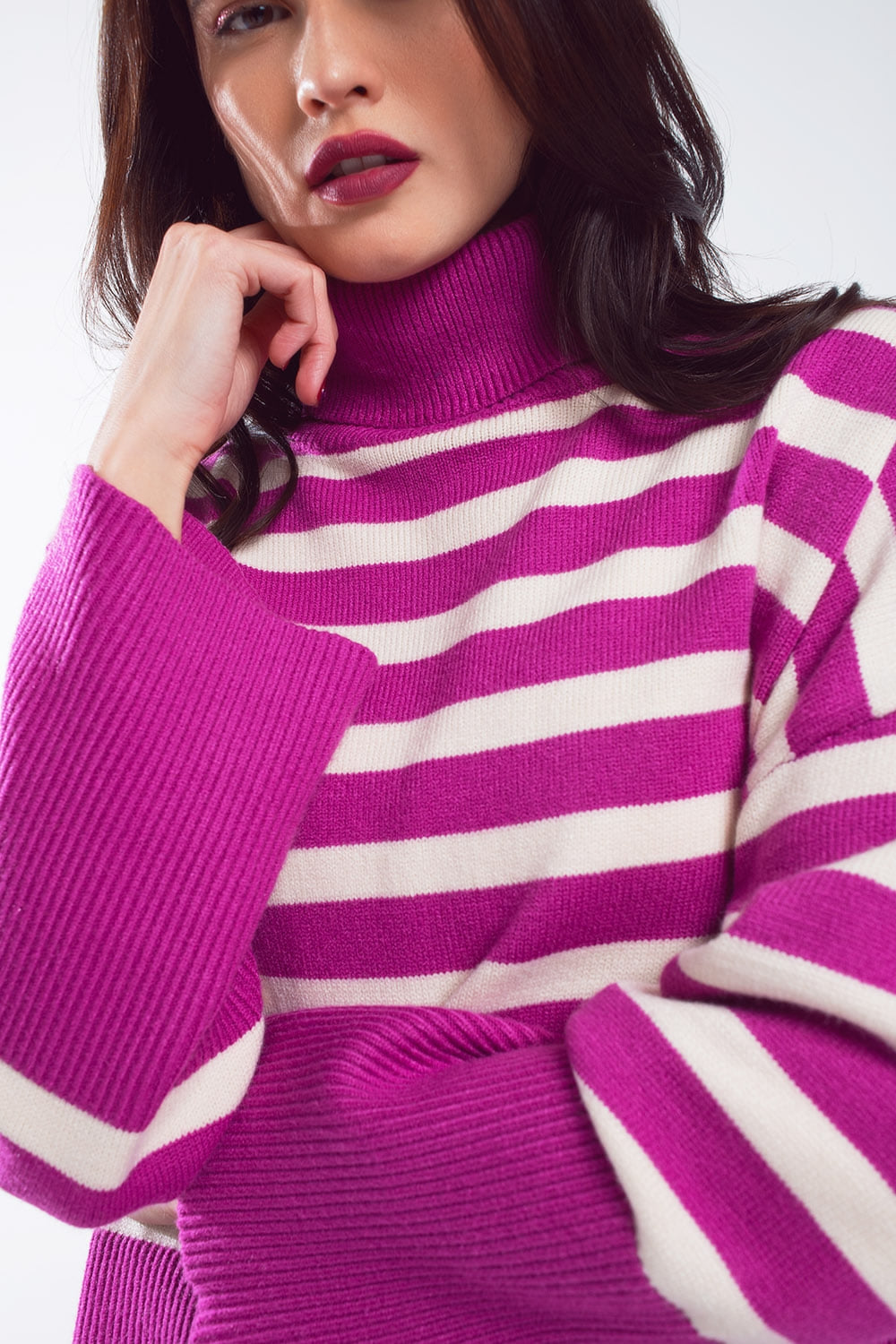 Jersey oversize fucsia de cuello alto con rayas blancas y aberturas laterales