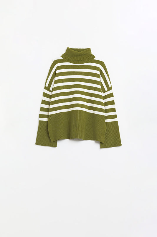 Q2 Jersey oversize verde de cuello alto con rayas blancas y aberturas laterales