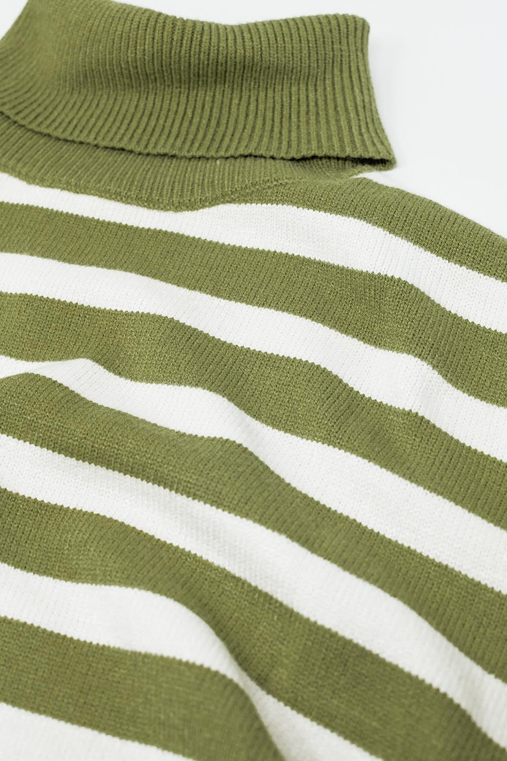 Jersey oversize verde de cuello alto con rayas blancas y aberturas laterales