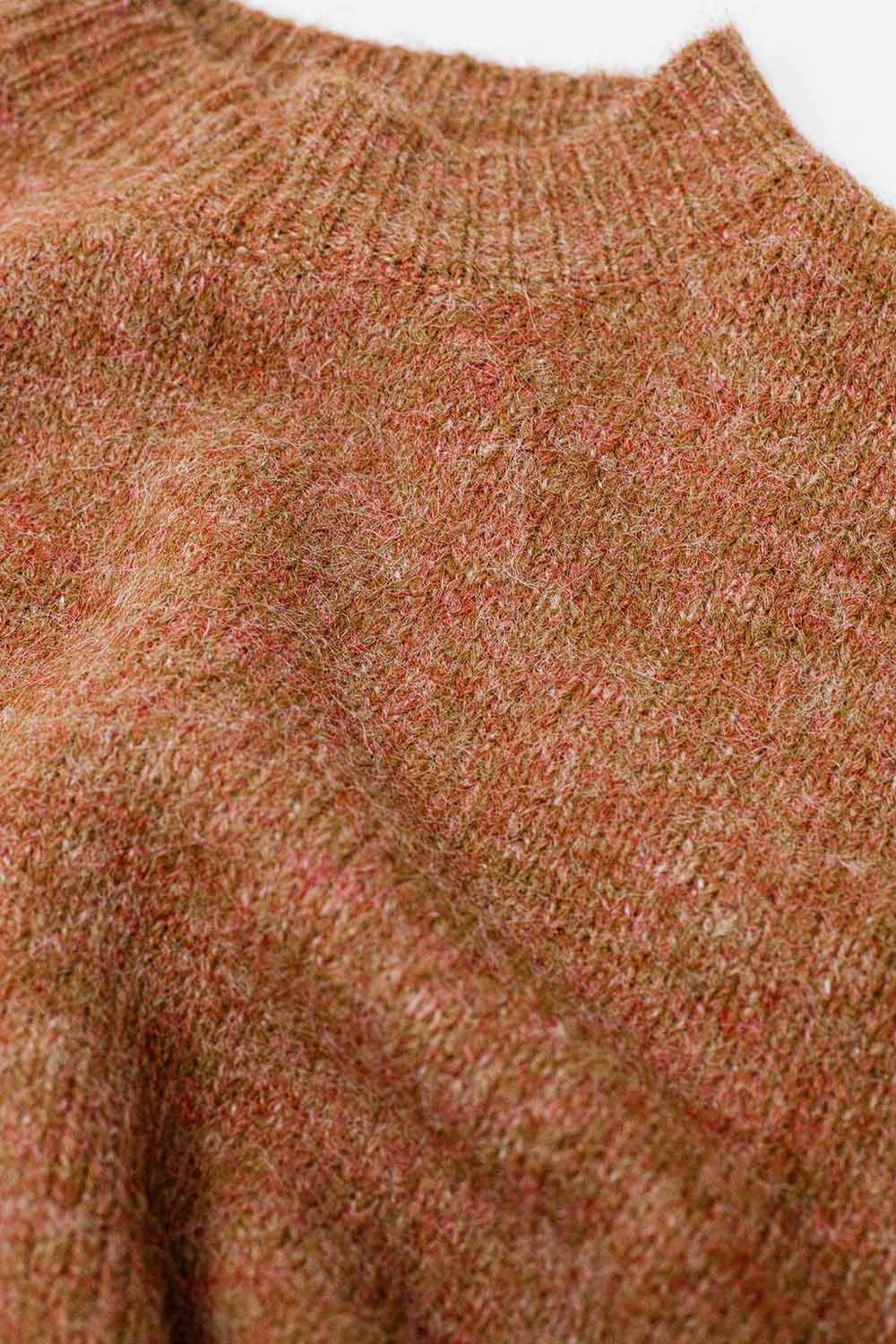 Jersey relajado con manga francesa y cuello redondo en camel