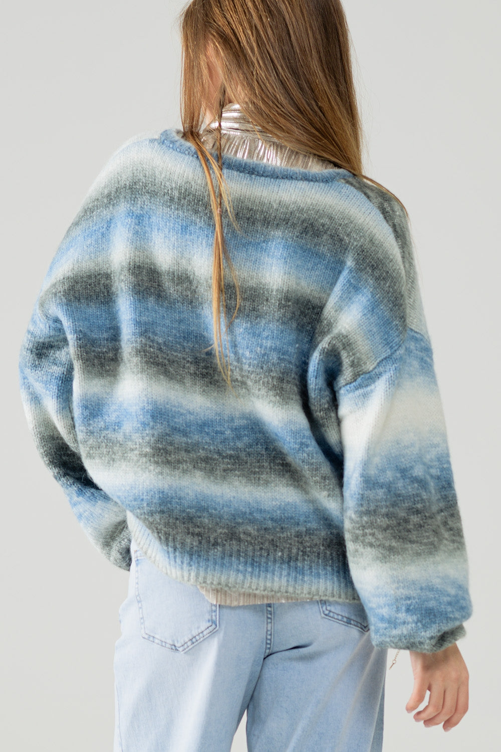 Jersey suelto con cuello de pico y rayas azules y grises