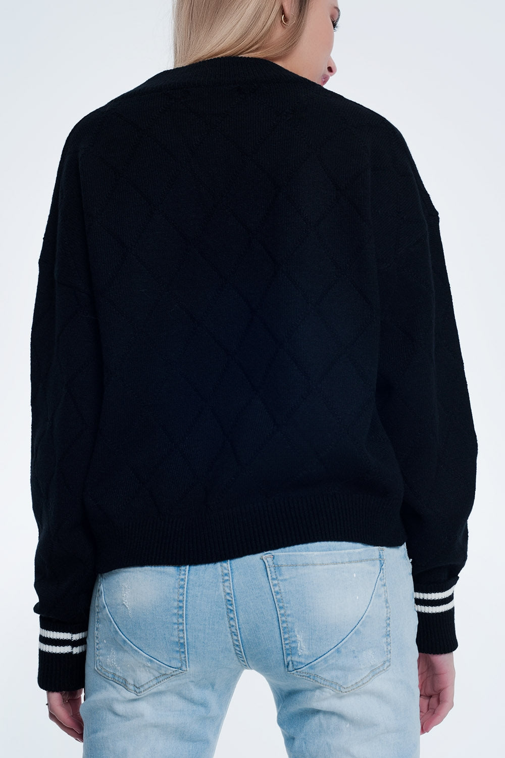 Jersey texturizado con cuello V de color negro
