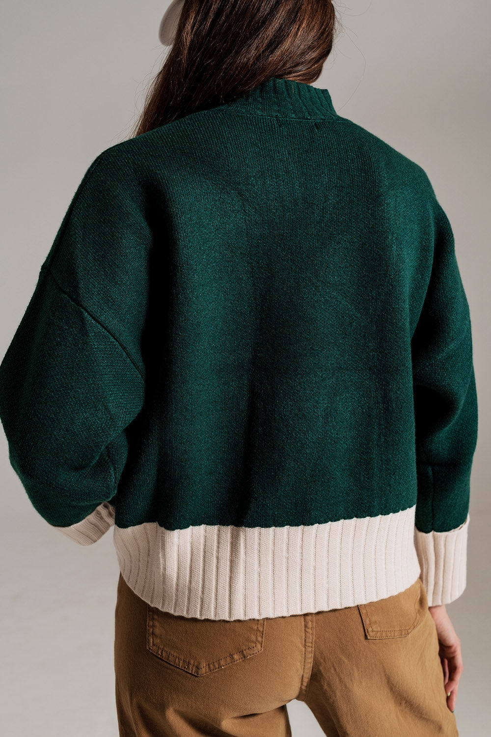 Jersey verde con puños y dobladillo blanco en canalé