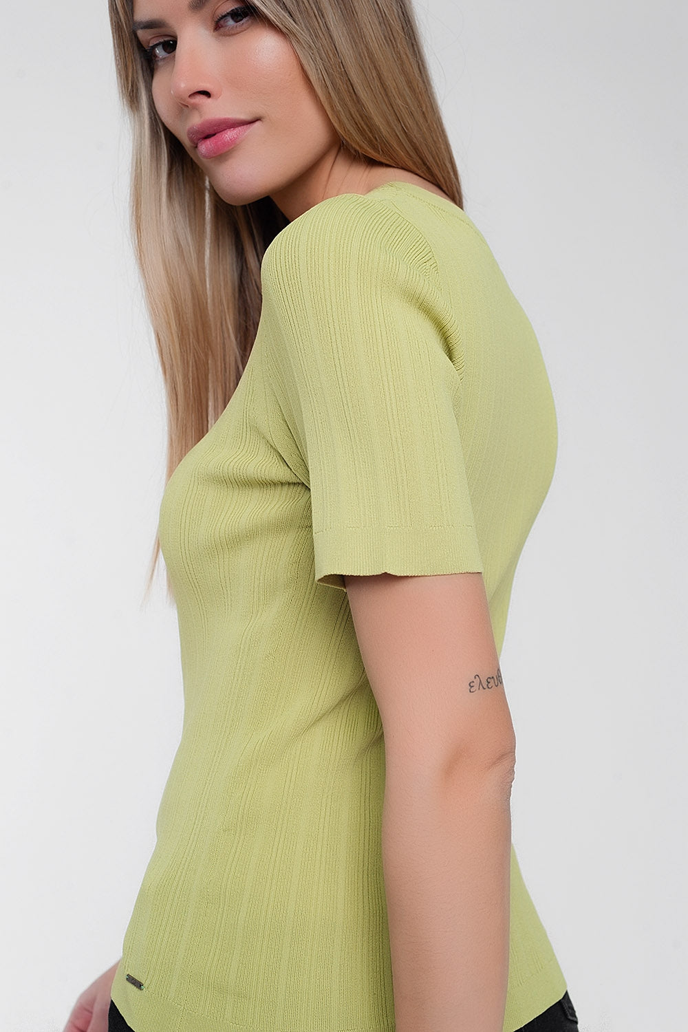 Jersey verde de manga corta con cuello ancho