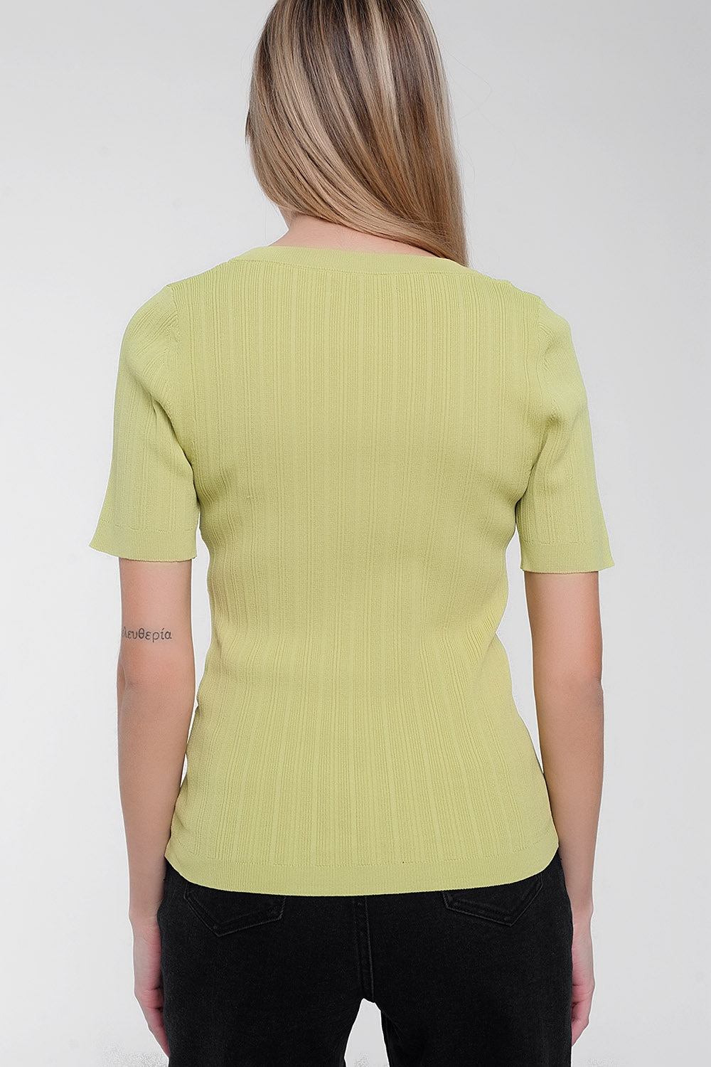 Jersey verde de manga corta con cuello ancho