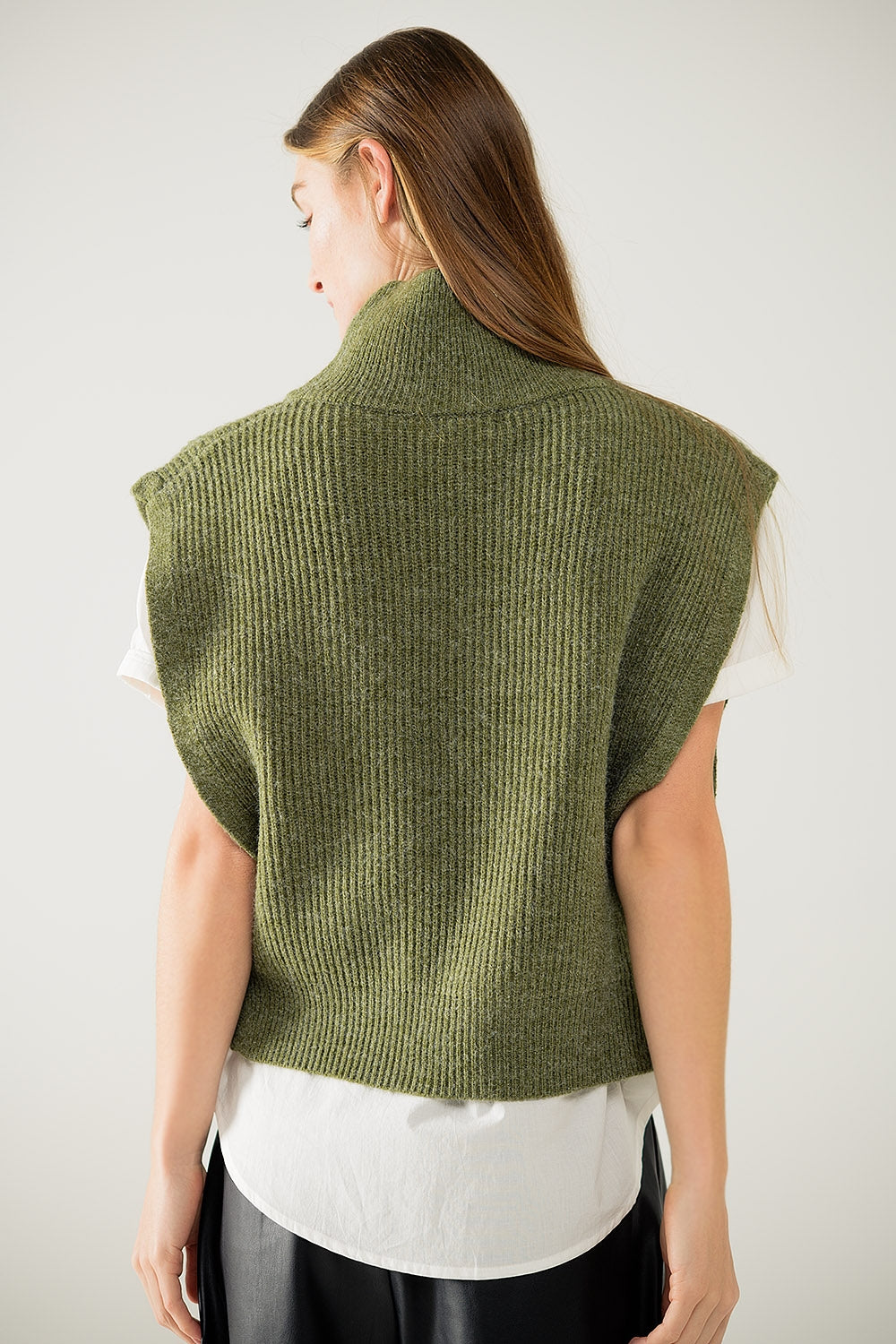 Jersey verde sin mangas de cuello alto con cierre de cremallera