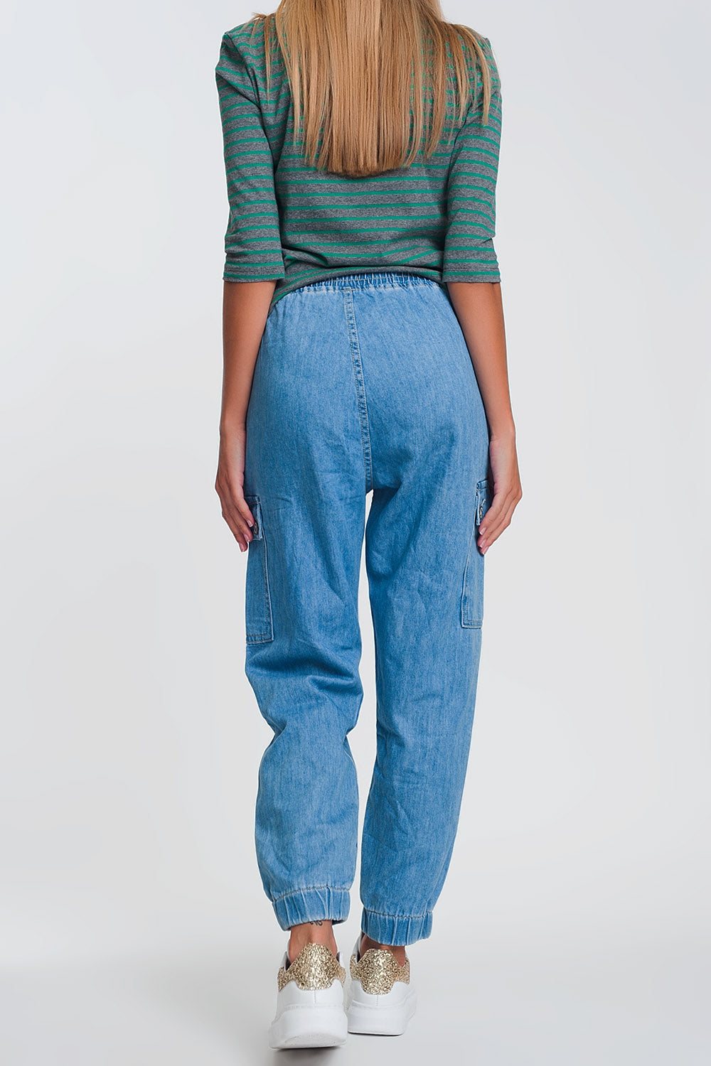 Jogger denim ligero con bolsillos en denim claro