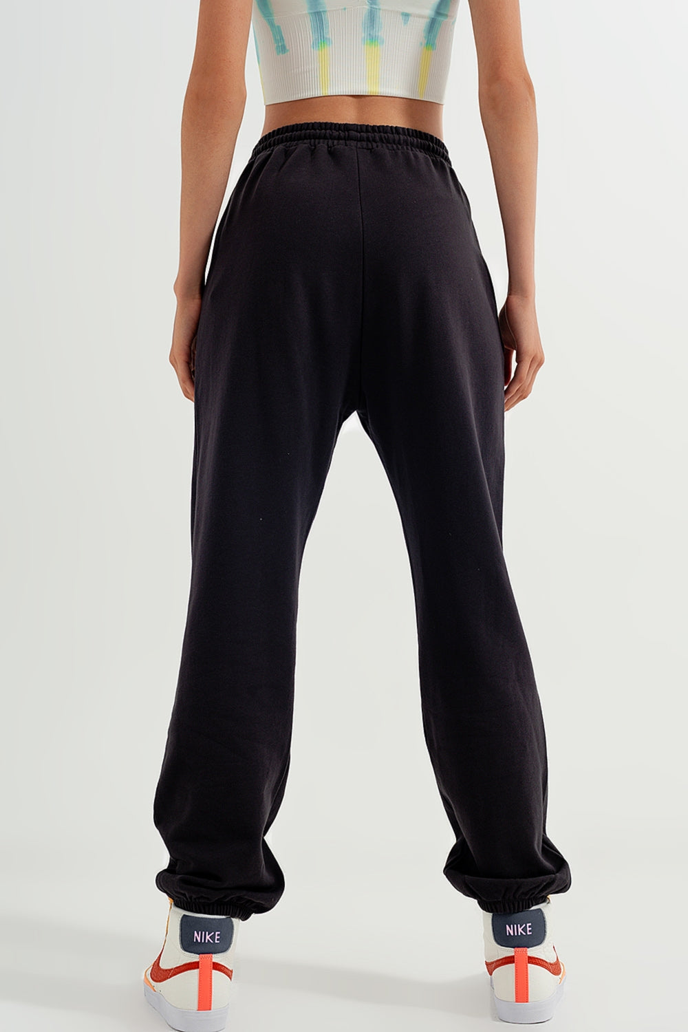 Joggers con cintura elástica en gris oscuro