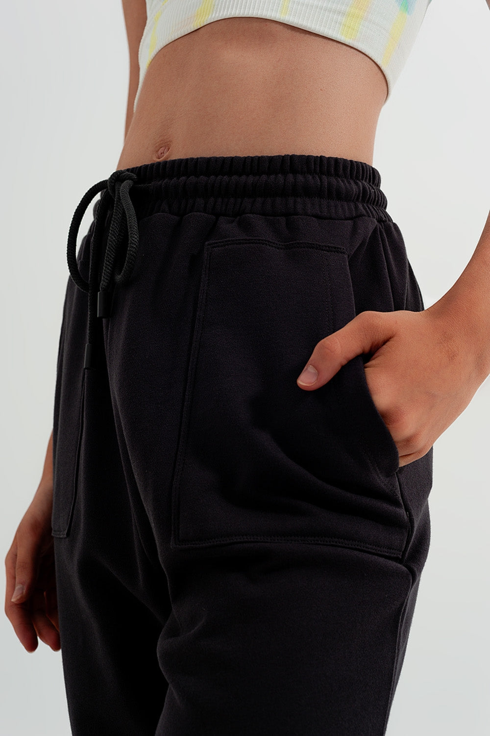 Joggers con cintura elástica en gris oscuro