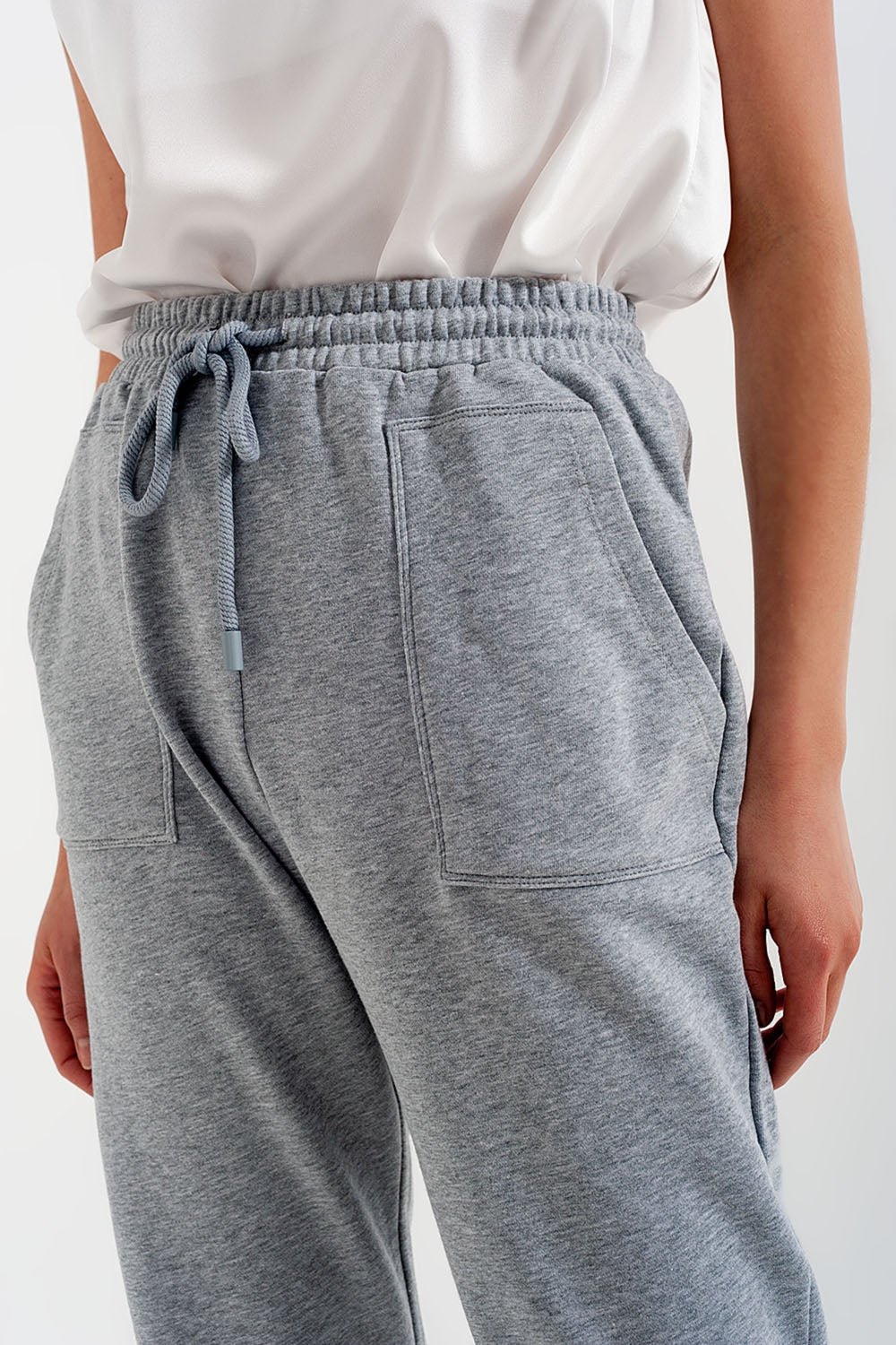 Joggers con cintura elástica en gris