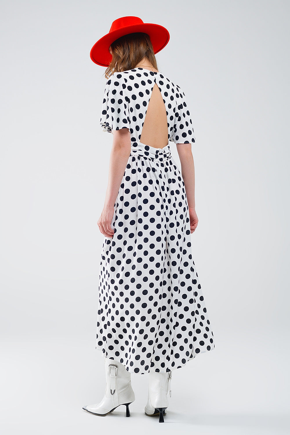 Maxi vestido de lunares con detalle de espalda abierta