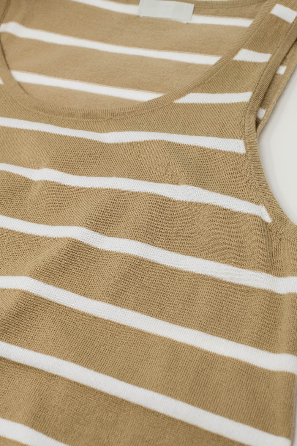 maxi vestido de tirantes con cuello redondo en beige con rayas blancas