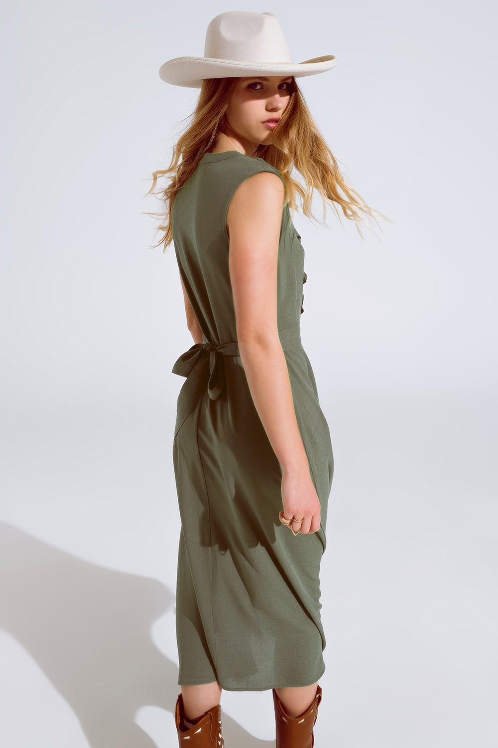 Maxi vestido en color caqui con volante y detalle de botones